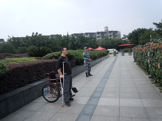 辅导员赖霞�?师带病看望军训学�?jpg